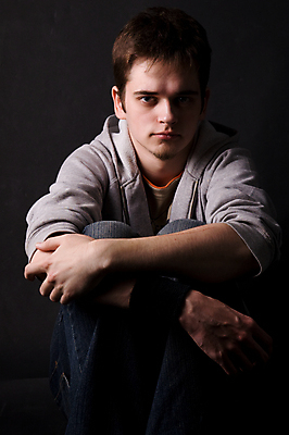 포토 JPG 해외이미지 백인 모델 1 학생 라이프스타일 응시 옷 남자 얼굴 포즈 한명 사람 20대 성인 10대 청춘 유행 검은색 회색 사춘기 스타일 해외포토 서양인 시선 컬러 컨셉 청소년 청년 생활 신체부위 파일형식 이미지허브