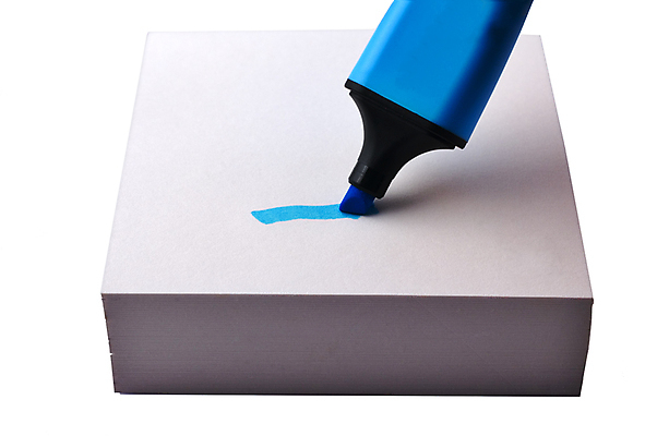 포토 JPG 해외이미지 표시 사람없음 파란색 사무실 펜 사무용품 쪽지 기록 사인 흰배경 형광펜 조언 강조 해외포토 컬러 백그라운드 비즈니스 문구용품 필기구 흰색 파일형식 이미지허브