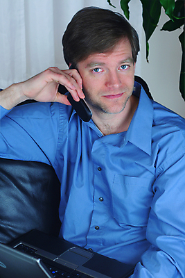 포토 JPG 해외이미지 백인 옷 남자 행복 여유 인터넷 비즈니스 통신 성공 수염 건강 대화 한명 미소 앉기 노트북 스마트폰 컴퓨터 평화 흰색 표현 작업 비즈니스맨 자신감 심각 울퉁불퉁 지능 해외포토 서양인 1 감정 컬러 컨셉 모션 표정 말하기 사람 전자제품 핸드폰 스마트기기 직장인 파일형식 이미지허브