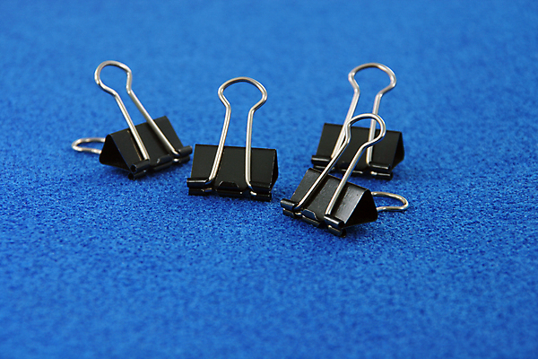 포토 JPG 해외이미지 직업 종이 백그라운드 비즈니스 실내 사람없음 파란색 빛 사무실 금속 검은색 장비 도구 4 은색 묶기 책상 오브젝트 준비 클립 바인더 잠금해제 하드웨어 해외포토 컬러 가구 모션 재질 내부 컴퓨터 숫자 사무용품 파일형식 이미지허브