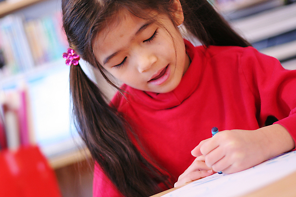 포토 JPG 해외이미지 행복 어린이 태국 놀이 미술 한명 미소 동양인 빨간색 작음 그림 크레파스 다인종 다민족 스칸디나비아 혼혈 해외포토 1 감정 아시아 컬러 문화예술 학용품 표정 사람 인종 크기 다문화 파일형식 이미지허브