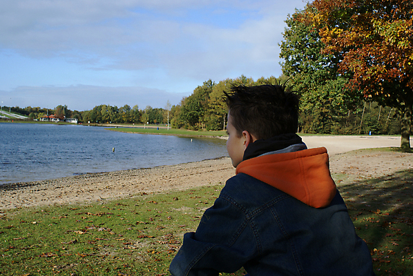 포토 JPG 해외이미지 나무 옷 공원 남자 감정 호수 생각 신체 오렌지 자연 한명 사람 소년 초록색 물 파란색 머리 재킷 청바지 해외포토 자연요소 식물 1 공공시설 어린이 컬러 과일 바지 신체부위 외투 생태계 파일형식 이미지허브