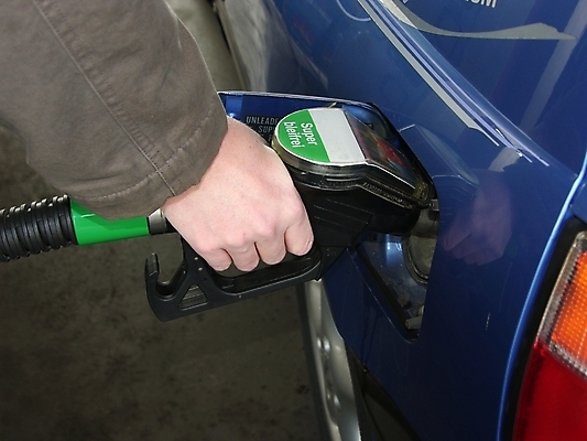 포토 JPG 해외이미지 주간 손 자동차 들기 야외 신체부위 잡기 주유기 넣기 주유구 주유건 해외포토 자연요소 육상교통 모션 사람 기계 주유 파일형식 이미지허브