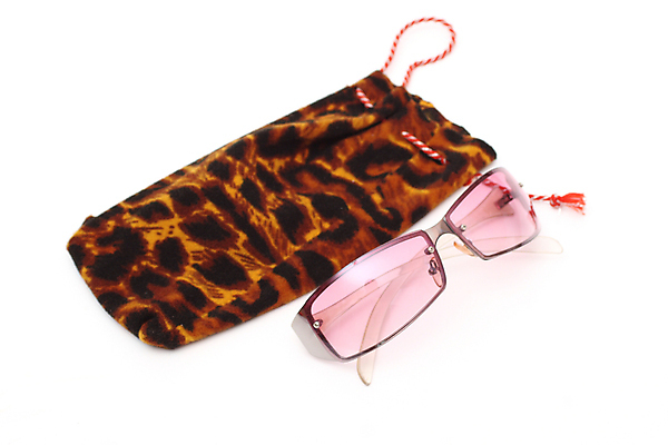 포토 JPG 해외이미지 안경 분홍색 그림자 사람없음 선글라스 햇빛 태양 유행 덮개 우아함 코드 보호 플라스틱 싱글 자외선 해외포토 자연요소 잡화 컬러 컨셉 재질 뚜껑 파일형식 이미지허브