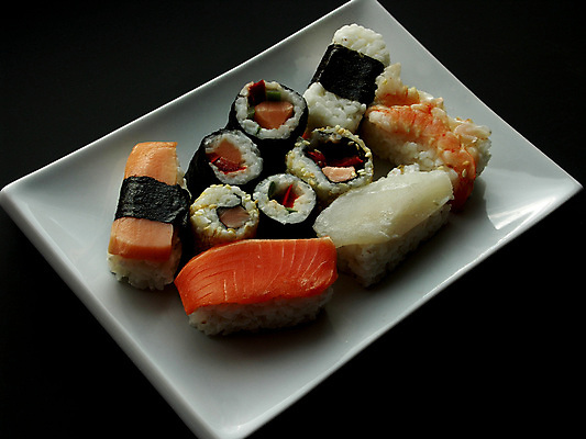 포토 JPG 해외이미지 전통 접시 음식 밥 어류 요리 동양인 사람없음 식당 일본 검은색 식사 여러개 초밥 흰색 먹기 해산물 날것 정사각형 롤 연어 해외포토 도형 식기 아시아 컬러 다수 모션 인종 상점 수중동물 일본음식 파일형식 이미지허브