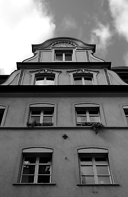 포토 JPG 해외이미지 건축양식 창문 유리 하늘 부동산 벽돌 아파트 돌담 흑백 사람없음 건물 세로 사무실 탑 글로벌비즈니스 고층빌딩 도시 작업장 고급 도심 큼 스위스 아치 정사각형 시멘트 직사각형 스카이라인 대여 대칭 해외포토 도형 건축물 건축 유럽 산업 컨셉 비즈니스 재질 주택 촬영기법 빌딩 담장 글로벌 돌_바위 재산 크기 파일형식 이미지허브