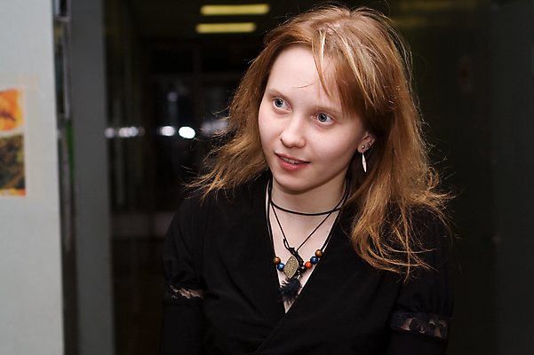 포토 JPG 해외이미지 응시 여자 벽 장신구 한명 사람 빨간색 빛 금발 뷰티 노란색 유행 검은색 복도 보석 주근깨 해외포토 1 헤어스타일 시선 컬러 점 광석 파일형식 이미지허브