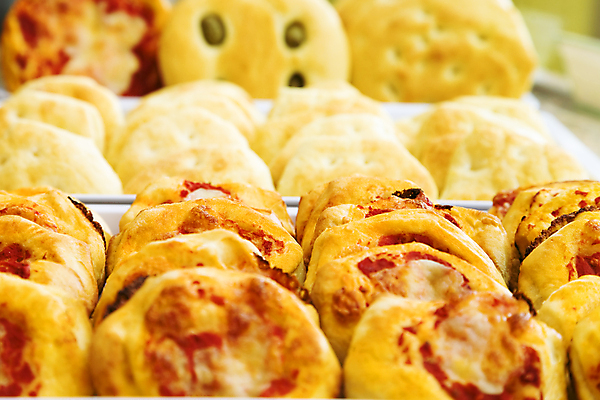 포토 JPG 해외이미지 잡화 음식 다이어트 토마토 치즈 피자 사람없음 쇼핑 상점 식사 저녁식사 여러개 이탈리아 빵집 시장 시리얼 굽기 밀가루 소매 건강식 슈퍼마켓 모짜렐라치즈 뷔페 식료품점 줄서기 탄수화물 해외포토 유럽 다수 채소 모션 유제품 패스트푸드 서양음식 건강 가루 구이 파일형식 이미지허브