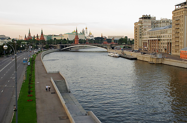 포토 JPG 해외이미지 종교 도로 벽 건축양식 창문 하늘 지붕 벽돌 사람 사람없음 건물 물 여름 강 성당 탑 램프 보트 역사 저녁 자동 크렘린궁전 해외포토 자연요소 건축물 계절 건축 길 배_교통 종교건축 교통시설 조명 궁전 야간 크렘린 파일형식 이미지허브