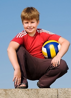 포토 JPG 해외이미지 백인 손 교육 남자 얼굴 어린이 스포츠 공 학교 놀이 하늘 건강 한명 사람 소년 야외 태양 게임 배구 팔 해외포토 자연요소 서양인 1 신체부위 구기 파일형식 이미지허브