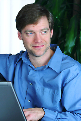 포토 JPG 해외이미지 백인 옷 남자 행복 여유 인터넷 비즈니스 통신 성공 수염 건강 한명 미소 앉기 노트북 컴퓨터 평화 흰색 표현 작업 비즈니스맨 자신감 심각 울퉁불퉁 지능 해외포토 서양인 1 감정 컬러 컨셉 모션 표정 사람 전자제품 직장인 파일형식 이미지허브