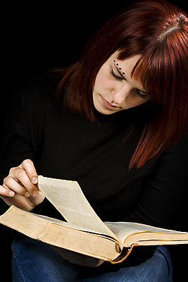 포토 JPG 해외이미지 학생 응시 교육 생각 한명 10대 책 학습 스터디 독서 작업 결심 페이지 사전 빨간머리 피어싱 해외포토 1 헤어스타일 시선 컨셉 장신구 청소년 사람 파일형식 이미지허브