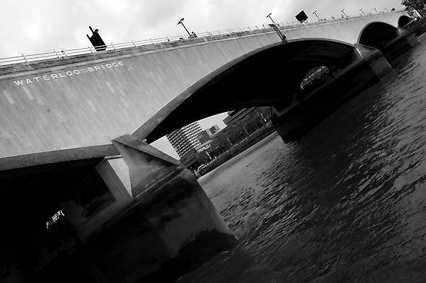 포토 JPG 해외이미지 건축양식 교통시설 흑백 사람없음 물 강 런던 흐림 철강 해외포토 자연요소 건축 교통 날씨 영국 촬영기법 시설 파일형식 이미지허브