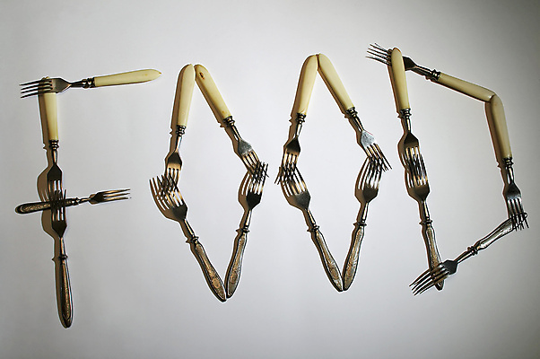 포토 JPG 해외이미지 식기 음식 포크 탁자 뼈 그림자 사람없음 단어 빛 금속 주방 식당 요리사 식사 카페 장비 기구 공구 은색 서비스 메뉴 날카로움 상아 찌르기 설정 점심식사 철강 해외포토 직업 문자 컬러 가구 모션 재질 상점 도구 파일형식 이미지허브