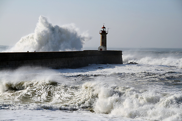 포토 JPG 해외이미지 파도 바다 하늘 등대 사람없음 파란색 떨어짐 포르투갈 폭풍 해외포토 유럽 컬러 컨셉 날씨 파일형식 이미지허브