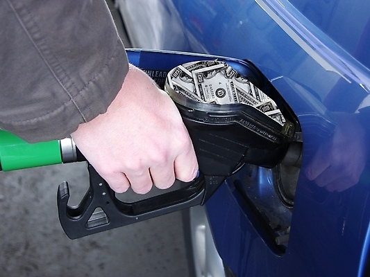 포토 JPG 해외이미지 주간 손 자동차 들기 야외 신체부위 달러 잡기 주유기 넣기 주유구 주유건 해외포토 자연요소 육상교통 돈 모션 사람 기계 주유 파일형식 이미지허브