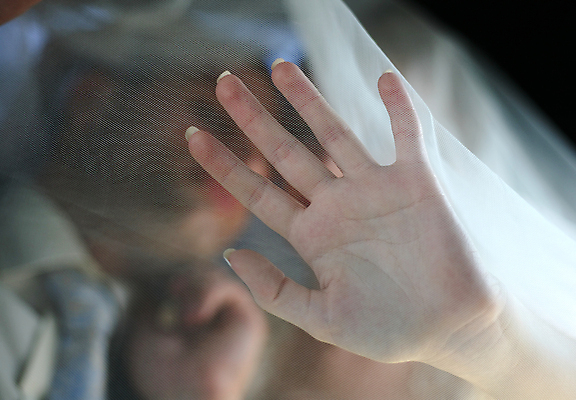 포토 JPG 해외이미지 손 커플 결혼 결혼식 키스 손바닥 사람 정장 사람없음 검은색 어둠 금지 흰색 쌍 부드러움 베일 블러 해외포토 옷 컬러 관계 이벤트 신체부위 감각 애정표현 파일형식 이미지허브