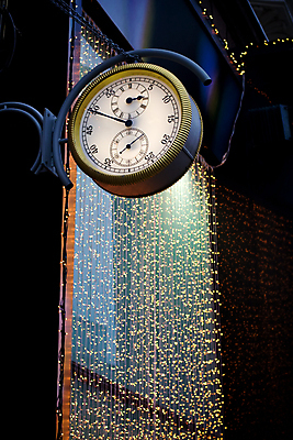 포토 JPG 해외이미지 유럽 시계 건축양식 화살 거리 사람없음 빛 숫자 노란색 화환 수확 도시 시간 황금 우아함 저녁 큼 심볼 손목시계 묘사 오브젝트 로마인 해외포토 문자 건축 꽃 나라 컬러 컨셉 농업 장신구 인종 야간 크기 파일형식 이미지허브