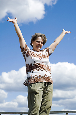 포토 JPG 해외이미지 구름 손 여자 얼굴 자연 하늘 한명 미소 풍경 여름 봄 분위기 천국 무거움 흐림 해외포토 자연요소 1 계절 컨셉 날씨 표정 사람 신체부위 무게 생태계 파일형식 이미지허브