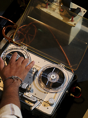 포토 JPG 해외이미지 손 음악 바람 사람없음 전자제품 소리 장비 수확 테이프 실타래 조작 해외포토 자연요소 농업 날씨 문화예술 문구용품 신체부위 파일형식 이미지허브