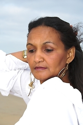 포토 JPG 해외이미지 모델 드레스 옷 여자 포즈 신체 장신구 자연 하늘 엄마 휴식 한명 사람 뷰티 갈색 유행 검은색 흰색 화려 유혹 보석 인도인 피부 해외포토 외국인 1 컬러 컨셉 가족 동양인 신체부위 광석 생태계 파일형식 이미지허브