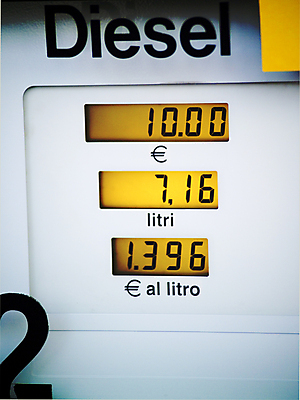 포토 JPG 해외이미지 표시 사람없음 유로 가격 주유기 기름값 디젤 해외포토 돈 기계 주유 파일형식 이미지허브