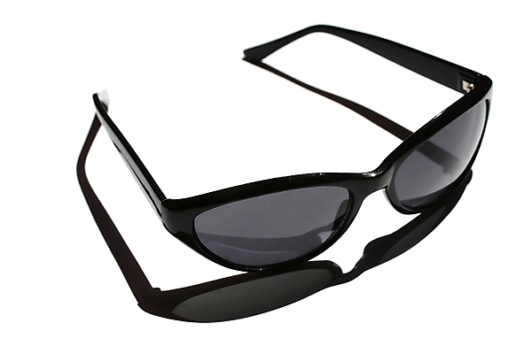 포토 JPG 해외이미지 안경 그림자 사람없음 여름 빛 선글라스 태양 반사 유행 맑음 검은색 매끈함 그늘 시원함 플라스틱 해외포토 자연요소 잡화 계절 컬러 재질 날씨 감각 파일형식 이미지허브