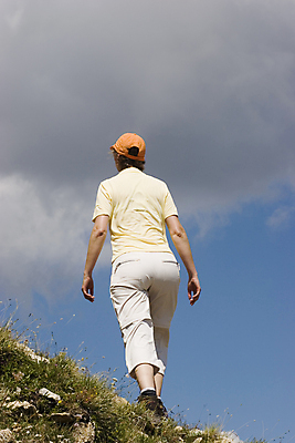 포토 JPG 해외이미지 길 여행 자국 자연 하늘 산 한명 야외 초록색 파란색 여행객 봄 트래킹 하이킹 신선 황무지 배낭여행 내추럴 백패커 산악가 선로 하이커 해외포토 1 계절 컬러 레저 사람 생태계 파일형식 이미지허브