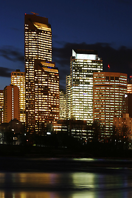 포토 JPG 해외이미지 디자인 여행 캐나다 비즈니스 건축양식 창문 유리 하늘 성공 미래 직장 사람없음 건물 금융 파란색 빛 강 도시풍경 사무실 반사 탑 고층빌딩 미국 어둠 성장 도시 업무 재산 도심 야간 큼 상승 각도 지역 북쪽 스카이라인 철강 콘크리트 흥미 해외포토 자연요소 건축물 건축 컬러 컨셉 북아메리카 회사 재질 풍경 빌딩 경제 작업 크기 방향 파일형식 이미지허브