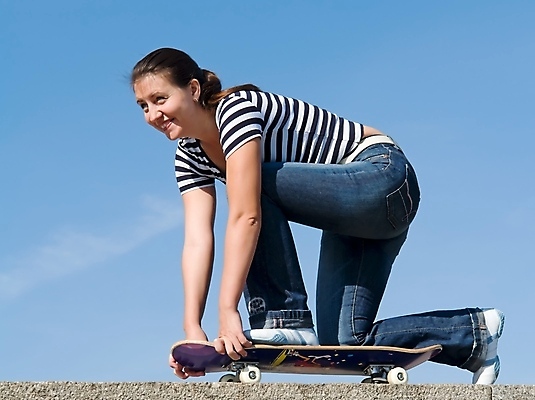 포토 JPG 해외이미지 공원 여자 스포츠 포즈 하늘 휴식 거리 한명 사람 성인 야외 파란색 봄 스케이트 스케이팅 청바지 도시 스케이트보드 기다림 널 미끄럼틀 속도 무릎 롤러 스케이터 해외포토 1 계절 공공시설 스포츠용품 컬러 컨셉 바지 모션 겨울스포츠 운동선수 신체부위 보드_스포츠 놀이기구 파일형식 이미지허브
