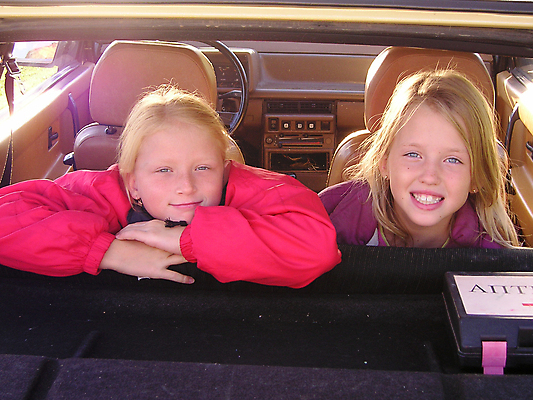 포토 JPG 해외이미지 행복 얼굴 어린이 여행 자동차 휴가 함께함 미소 웃음 소녀 두명 여름 청춘 기다림 연결 자매 언니 동맹 해외포토 계절 여자 감정 육상교통 컨셉 가족 모션 표정 사람 신체부위 파일형식 이미지허브