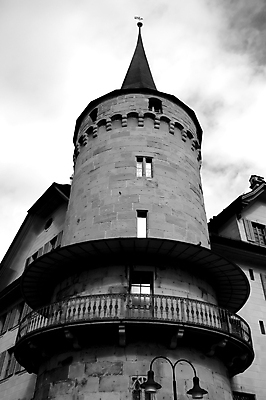 포토 JPG 해외이미지 곡선 건축양식 창문 유리 하늘 부동산 벽돌 아파트 돌담 흑백 사람없음 건물 세로 사무실 탑 글로벌비즈니스 고층빌딩 발코니 기둥 도시 원형 작업장 중세 고급 큼 스위스 아치 직사각형 스카이라인 대여 대칭 해외포토 도형 건축물 건축 유럽 산업 선 컨셉 비즈니스 재질 주택 촬영기법 빌딩 담장 글로벌 돌_바위 역사 재산 크기 파일형식 이미지허브