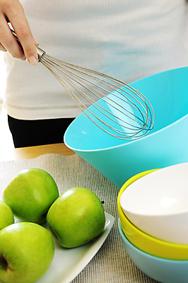 포토 JPG 해외이미지 손 음식 탁자 주방용품 주택 실내 관리 요리 사람없음 주방 식사 저녁식사 기구 잡기 사발 사과 굽기 준비 만들기 레시피 제빵사 채찍 해외포토 직업 가구 생활용품 과일 모션 내부 건물 신체부위 사기그릇 구이 파일형식 이미지허브