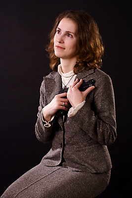 포토 JPG 해외이미지 1 손 드레스 여자 무기 비즈니스 한명 미소 사람 앉기 정장 성인 빨간색 치마 뷰티 갈색 검은색 재킷 회색 권총 총 흰색 비즈니스우먼 목표 보석 스웨터 피부 고립 해외포토 옷 컬러 컨셉 상의 모션 하의 표정 신체부위 외투 직장인 광석 파일형식 이미지허브