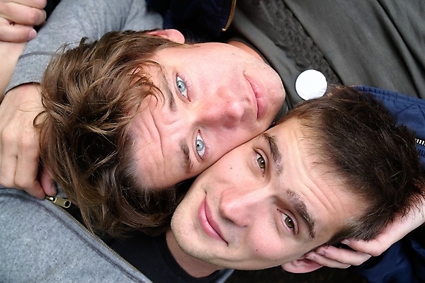 포토 JPG 해외이미지 학생 남자 행복 얼굴 백그라운드 성공 휴식 미소 웃음 사람 성인 야외 두명 우정 흰색 표현 그룹 유머 해외포토 감정 컬러 컨셉 표정 신체부위 친구 파일형식 이미지허브