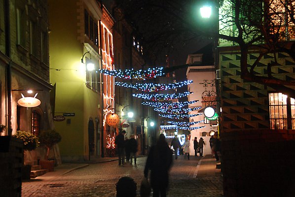 포토 JPG 해외이미지 전통 크리스마스 겨울 전등 거리 사람 사람없음 건물 장식 걷기 야간 저녁 구시가지 해외포토 자연요소 건축물 계절 기념일 모션 조명 파일형식 이미지허브