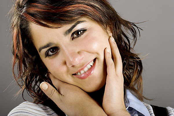 포토 JPG 해외이미지 백인 모델 응시 여자 행복 얼굴 포즈 한명 웃음 사람 성인 10대 뷰티 유행 귀여움 회색 표현 신선 달콤 유혹 피부 부드러움 노려봄 내추럴 고립 스타일 해외포토 서양인 1 시선 감정 컬러 컨셉 청소년 표정 신체부위 감각 맛 파일형식 이미지허브