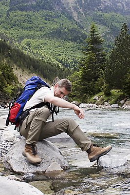 포토 JPG 해외이미지 길 여행 배낭 자국 자연 산 한명 야외 초록색 물 강 여행객 봄 트래킹 폭포 하이킹 젖음 흐름 추위 바위 신선 개울 황무지 떨어짐 숲 시원함 순수 배낭여행 상쾌 내추럴 백패커 산악가 선로 치유 하이커 스플래쉬 해외포토 자연요소 1 계절 감정 컬러 컨셉 가방 레저 사람 돌_바위 생태계 파일형식 이미지허브