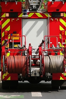 포토 JPG 해외이미지 도로 교통시설 불 안전 사람없음 빨간색 장비 도시 보안 장면 짐차 엔진 해외포토 자연요소 길 컬러 교통 자동차 시설 파일형식 이미지허브