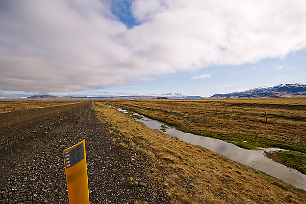포토 JPG 해외이미지 유럽 도로 여행 밭 자연 하늘 산 거리 따뜻함 아이슬란드 사람없음 초록색 파란색 울타리 노란색 평화 맑음 침묵 운전 수로 봉 멀리 솜털 배수구 고립 해외포토 나라 길 컬러 컨셉 농업 교통시설 모션 날씨 담장 소리 생태계 파일형식 이미지허브
