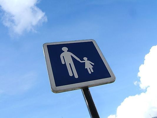 포토 JPG 해외이미지 손 도로 어린이 가족 간판 경고 사람없음 잡기 보행자 아빠 사인 도로표지판 건너기 주목 특별함 해외포토 길 컨셉 관계 교통시설 모션 사람 신체부위 표지판 파일형식 이미지허브