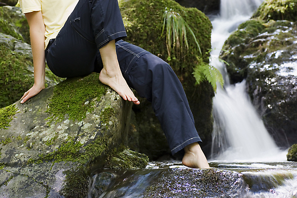 포토 JPG 해외이미지 여행 발 자연 휴식 산 한명 야외 초록색 물 강 여행객 봄 트래킹 폭포 하이킹 흐름 신선 개울 황무지 떨어짐 숲 시원함 순수 상쾌 내추럴 산악가 양발 하이커 스플래쉬 해외포토 자연요소 1 계절 감정 컬러 컨셉 레저 사람 신체부위 생태계 파일형식 이미지허브