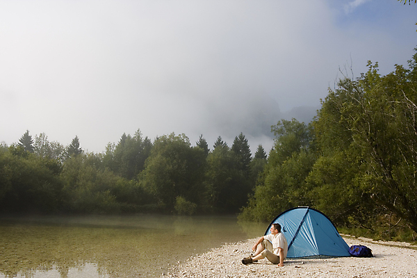 포토 JPG 해외이미지 자연 아침 휴가 휴식 산 텐트 한명 사람 앉기 야외 물 강 맑음 트래킹 캠핑 하이킹 안개 황무지 배낭여행 백패커 하이커 해외포토 주간 자연요소 1 여행 컨셉 모션 레저 날씨 캠핑도구 생태계 파일형식 이미지허브
