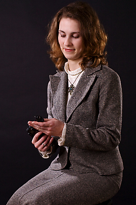 포토 JPG 해외이미지 1 손 드레스 여자 무기 비즈니스 한명 미소 사람 앉기 정장 성인 빨간색 치마 뷰티 갈색 검은색 재킷 회색 권총 총 흰색 비즈니스우먼 목표 보석 스웨터 피부 고립 해외포토 옷 컬러 컨셉 상의 모션 하의 표정 신체부위 외투 직장인 광석 파일형식 이미지허브