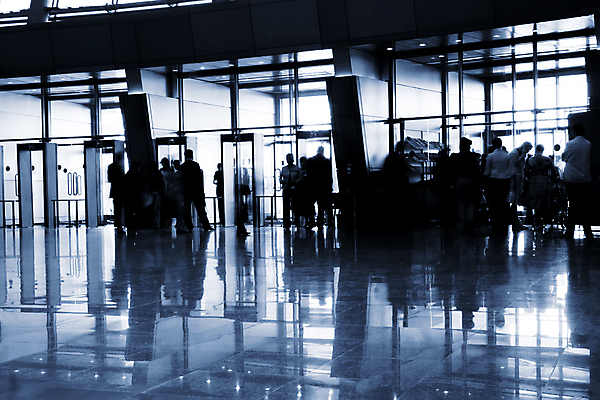 포토 JPG 해외이미지 디자인 여자 남자 컨셉 비즈니스 건축양식 창문 유리 미래 바닥 설명 사람 사람없음 내부 건물 파란색 빛 사무실 반사 평화 금속 램프 도시 오픈 홀 복도 센터 전철 역 공항 쇼핑몰 입장 전시회 시작 대문 대리석 환영 철강 해외포토 건축물 건축 육상교통 컬러 재료 교통시설 모션 재질 조명 대중교통 문 전시 공간 파일형식 이미지허브