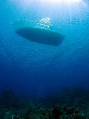 포토 JPG 해외이미지 바다 교통시설 사람없음 파란색 태양 광선 보트 암초 해외포토 자연요소 컬러 교통 배_교통 시설 파일형식 이미지허브