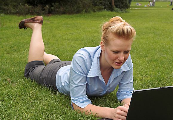 포토 JPG 해외이미지 직업 학생 라이프스타일 공원 여자 교육 잎 회사 비즈니스 성공 모바일 한명 사람 야외 초록색 노트북 컴퓨터 금발 쌓기 공책 과학기술 자유 업무 작업 비즈니스우먼 휴대용 무선전화기 집중 만족 위치 심각 해외포토 식물 1 헤어스타일 공공시설 감정 컬러 컨셉 모션 문구용품 기술 생활 전자제품 직장인 전화기 오브젝트 파일형식 이미지허브