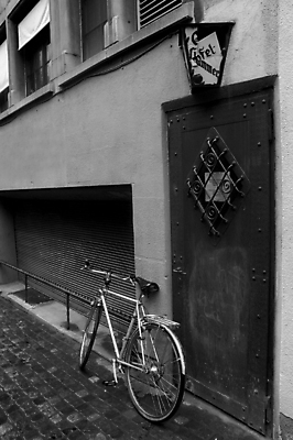 포토 JPG 해외이미지 주간 길 거리 흑백 사람없음 야외 문 자전거 해외포토 자연요소 촬영기법 바이크 파일형식 이미지허브