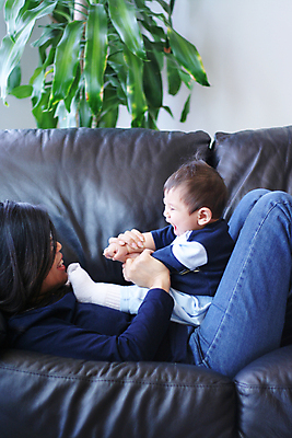 포토 JPG 해외이미지 행복 안경 아들 어린이 가구 가족 관계 태국 놀이 엄마 주택 함께함 실내 건강 사랑 미소 웃음 동양인 소년 두명 소파 평화 아기 잡기 결합 가죽 다인종 다민족 리프팅 스칸디나비아 혼혈 해외포토 잡화 남자 감정 아시아 생활용품 컨셉 의자 모션 표정 사람 인종 내부 건물 다문화 파일형식 이미지허브