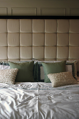 포토 JPG 해외이미지 디자인 쿠션 베개 호텔 아침 따뜻함 사람없음 내부 침실 방 흰색 침대 잠 주름 부드러움 주인 여관 매트리스 정리함 해외포토 주간 컬러 가구 침구 숙소 감각 파일형식 이미지허브